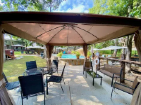 Posada Haus at Wundercove Cottages -Access to Shared Pool and River-