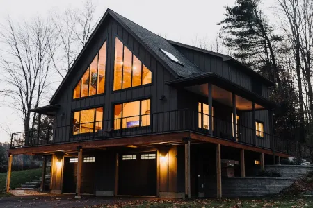 Hillside Hideaway: Full Family Home, 250 ft from the Lake Shore. Dog Friendly!