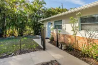 Prime Location in Naples - Walking Distance to 5th Ave & Pet Friendly!