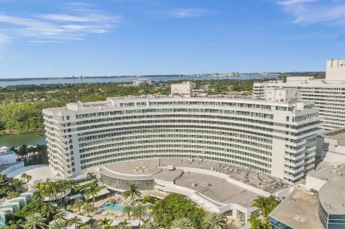 Sorrento @Fontainebleau Oceanview Double Wide Balcony Full Kitchen. Washer/Dryer