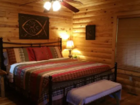Beautiful cabin style home backing up on the White River! Hotels in Izard County