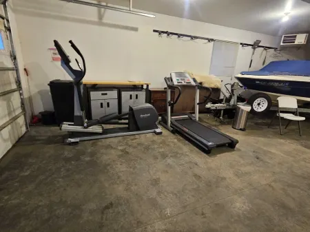 Modern Lake Lucille Lakefront, Whole 5 bedroom house, Private dock & games