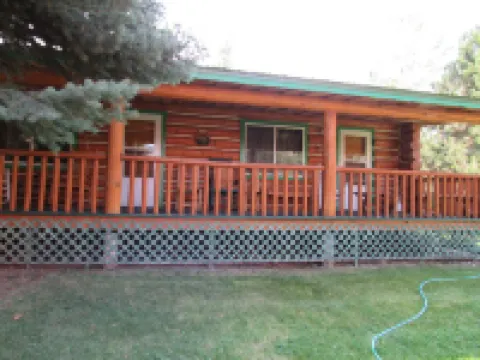 Lewis Cabin, Greyhouse Inn Vacation Rentals