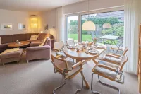 Cozy semi-detached house with fireplace and beautiful garden to relax. 할레지엘 호텔