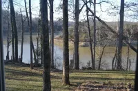 Waterfront lakehouse on Nolin Lake near Mammoth Cave