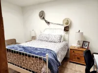 Cowboy hide-a-way cottage with hot tub on historic farm close to everything 버지니아 대학 주변 호텔