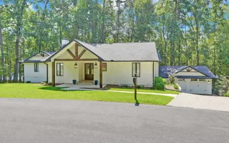 Lakefront Hideaway on Hartwell