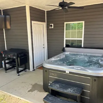 Bourbon Run - HotTub/ Ark 30min/ Horse Park 12min/ Walk Downtown/ 4BR Sleeps 8