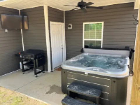Bourbon Run - HotTub/ Ark 30min/ Horse Park 12min/ Walk Downtown/ 4BR Sleeps 8
