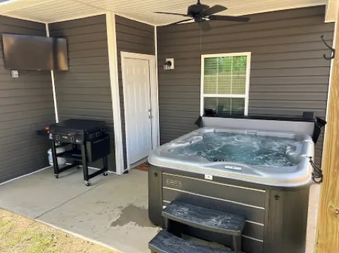 Bourbon Run - HotTub/ Ark 30min/ Horse Park 12min/ Walk Downtown/ 4BR Sleeps 8