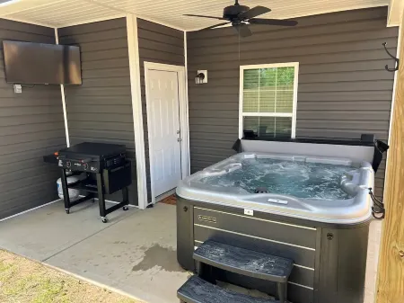 Bourbon Run - HotTub/ Ark 30min/ Horse Park 12min/ Walk Downtown/ 4BR Sleeps 8