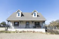 The Bethany Lodge - Quaint home in the country