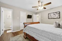 Amy Ln-Newly Remodeled Home w/ Outdoor Dining Area