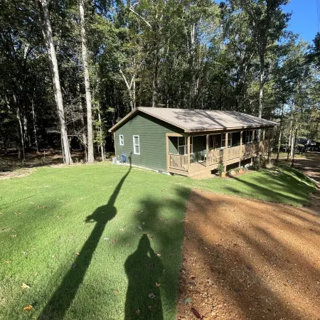 Cozy cabin in the woods.   Close to boat ramp.  Shared 5 bay boat storage