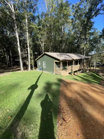Cozy cabin in the woods.   Close to boat ramp.  Shared 5 bay boat storage Отели в г. Хардин