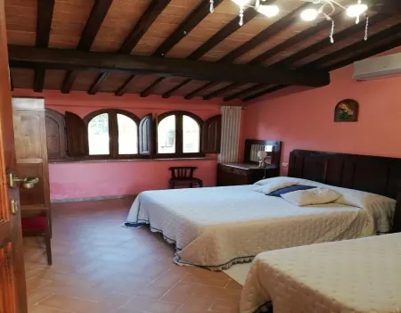 Beautiful rustic villa in Tuscany in Monteriggioni, between Siena and Florence. Отели рядом с достопримечательностью «Chiesa di Santa Maria Assunta»