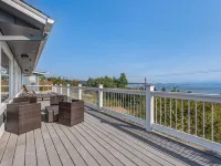 Sunrise Camano View Retreat: HotTub, Grill, Games, Pet & Family-Friendly! Hotels in Camano
