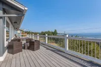 Sunrise Camano View Retreat: HotTub, Grill, Games, Pet & Family-Friendly!