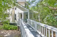 Beautiful quiet home on Bald Head Island - short walk to beach