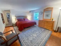 Escape to Caladan Cottage! Cozy pet-friendly lake house: AC, multi-beach access.