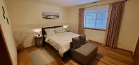 Rustic with a modern twist 3 bdr/3.5 bath chalet