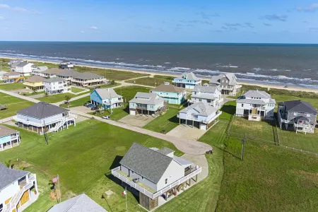 Sip 'N Sea - Built w/ All the Amenities & just a 3 minute walk to beach!