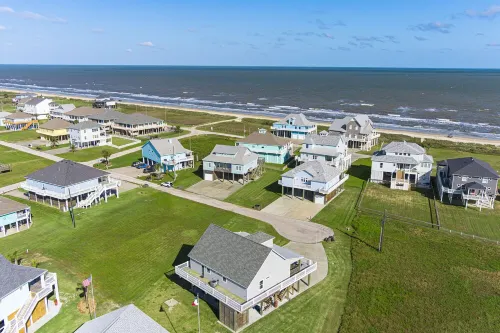 Sip 'N Sea - Built w/ All the Amenities & just a 3 minute walk to beach!