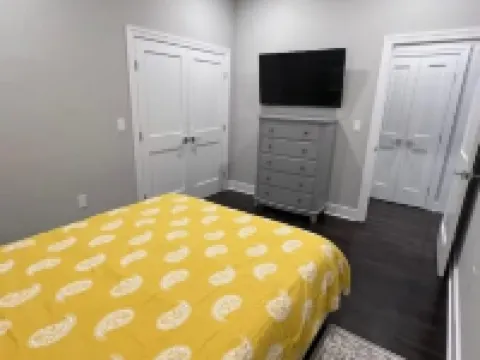 Chic, quiet and comfy apartment. 李文斯頓酒店