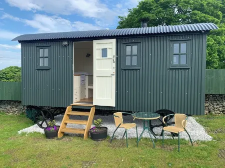 Sheldon Shepherd's Hut - Cosy Rural Retreat in the Peak District National Park Отели в г. Шелдон
