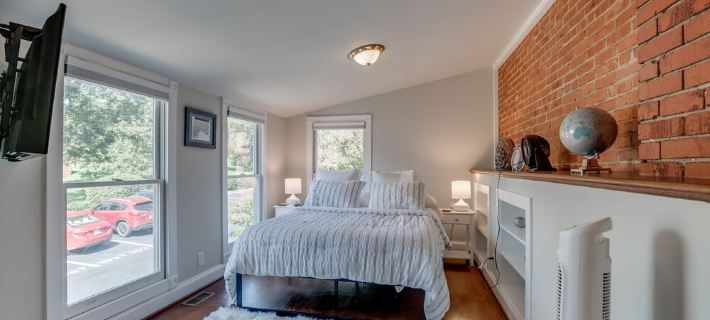 4 Bedroom, 3  Bath  Big Downtown Frederick home, w/ Private Patio &  fire table โรงแรมในเฟรเดอริค