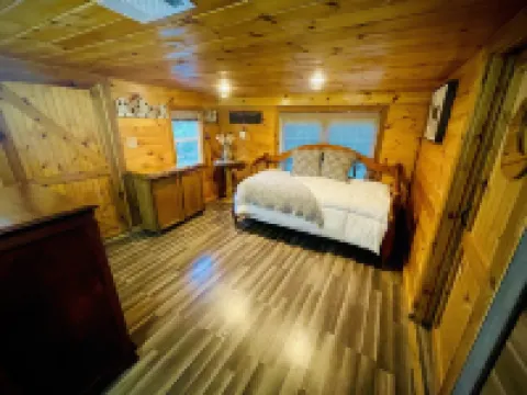 Private indoor pool Spacious Upgraded Lake Cabin. Perfect for Family Gatherings 瑞縣酒店