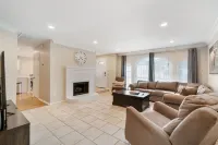 Spacious Living, BBQ, Minutes to DFW Airport, Sleep 16