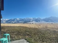 Modern 3 bedroom home on 20 private acres in Paradise Valley Hotels in Pray