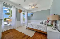 🐠Waterfront Island and Pool Dream Retreat!🐋 Hotels near Fort Myers / Pine Island KOA Holiday
