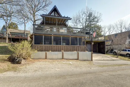 Charming 4-bedroom cabin overlooking Table Rock Lake