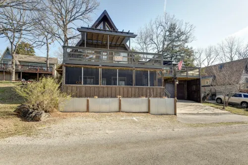 Charming 4-bedroom cabin overlooking Table Rock Lake