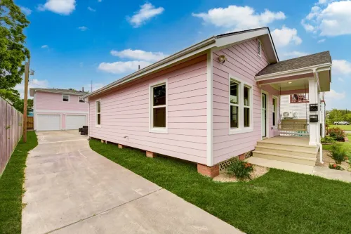 Flamingos on 45th - Carriage House - Cute and Cozy