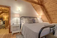 Private, Guest Favorite Cabin, Fire Pit, Close to Hiking and Downtown Clayton!