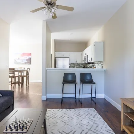 Olathe Sleeping Beauty 3Bdr and 2 Baths. Long Stay