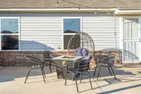 Modern Home Near Rose District: KING Bed, Hot Tub