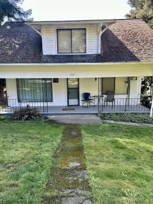 Quiet country farmhouse, the scenery says it all - near Beaver PGE Power Plant. Hotels in Columbia County