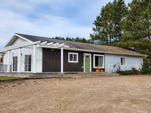 Pictured Rocks, snowmobiling, ice caves, cross-country skiing, waterfalls, more! Hotel a Chatham