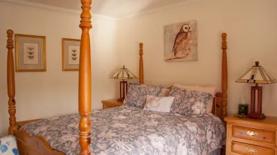 Private Hot Tub inside Condo, NEW Wood Flooring, Gourmet Kitchen, Linens & Decor Hotels near Canyon Lodge