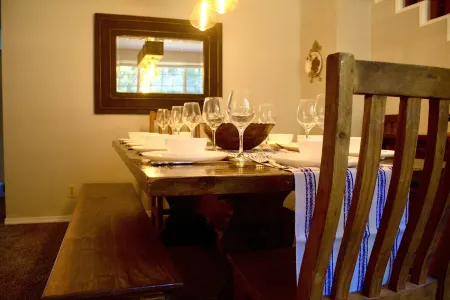 Almanor Lake House, Beach, Dock and Mooring Ball. Отели в г. Гамильтон Бранч