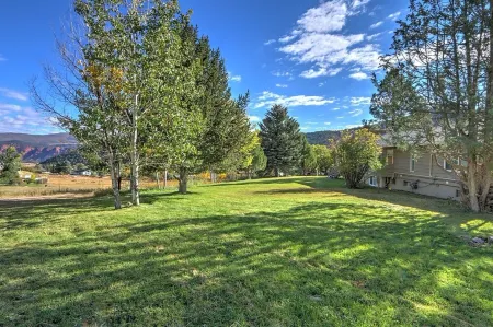 Nicely Appointed Family Home w/ Mt. Sopris Views Near Town, 7 mi. to Skiing! Отели рядом с достопримечательностью «The Hideout at Glenwood Springs»