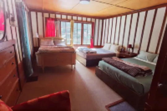 Large Lodge Near Nisqually Entrance, Sleeps 18