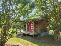 Little cabin in the heart of the Kiamichi Mountains 33 miles from Hochatown, OK Hotels in Pushmataha County