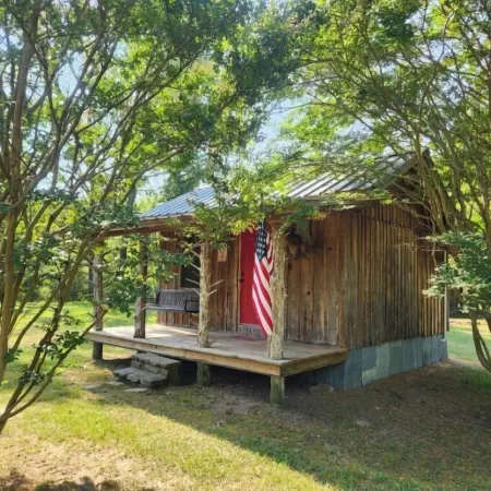 Little cabin in the heart of the Kiamichi Mountains 33 miles from Hochatown, OK