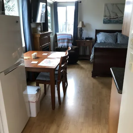 Private studio less than a mile from the beach, with Full Kitchen and Bathroom
