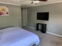 Flagstaff; Big house with Hot Tub Close to downtown, Secluded in the cool pines.
